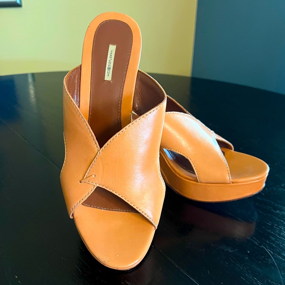 Super cool chunky wedge slides sandals by Max Studio Sz 7 British tan camel